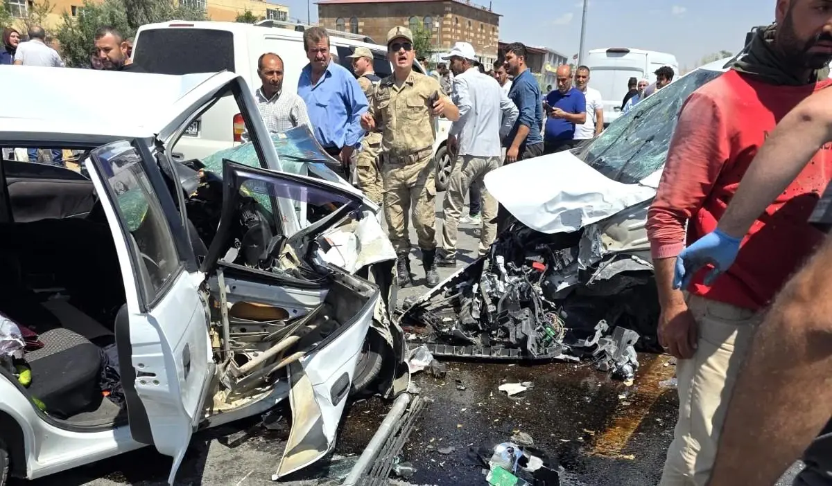 Bitlis'te 3 Araçlı Trafik Kazası: 8 Yaralı
