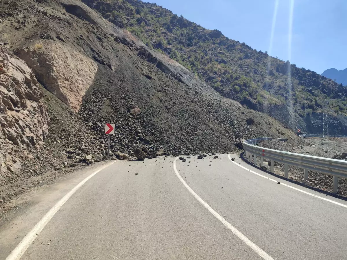 Yusufeli'nde Heyelan: Kara Yolu Ulaşıma Kapandı