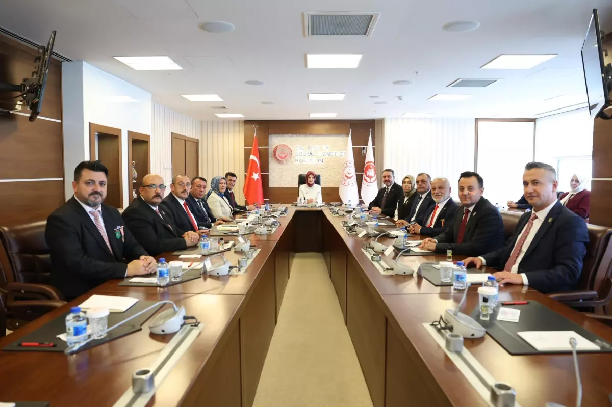 Aile ve Sosyal Hizmetler Bakanı Harp Malulü Gaziler Derneği Yetkililerini Kabul Etti