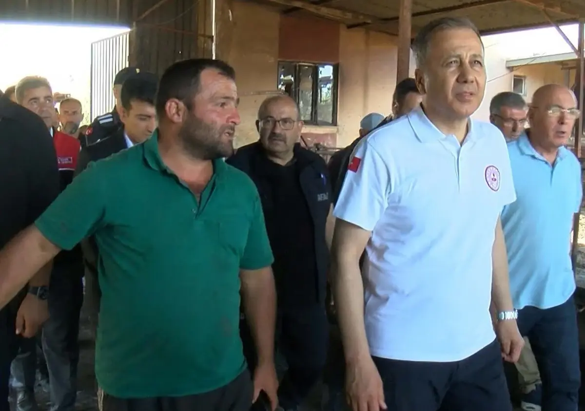 Bakan Yerlikaya, Depremin Ardından Vatandaşlarla Buluştu