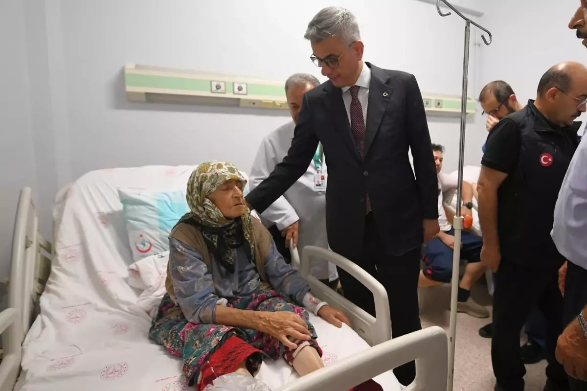 Sağlık Bakanı Depremzedeleri Ziyaret Etti