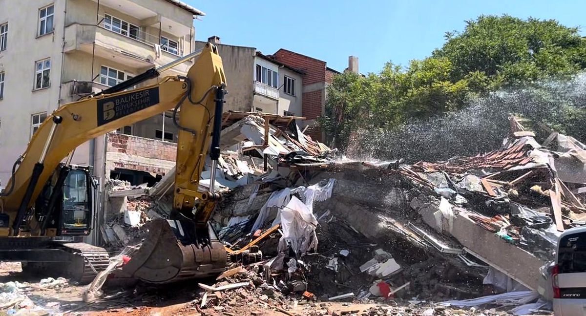 Balıkesir Sındırgı'da 6.1 Büyüklüğünde Deprem: Enkaz Kaldırma Çalışmaları Başladı