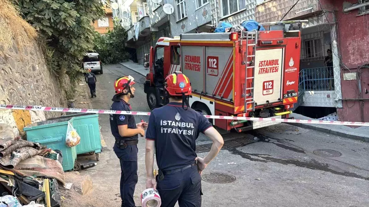 Beyoğlu'nda Devrilen Ağaç İki Elektrik Direğini Yıktı