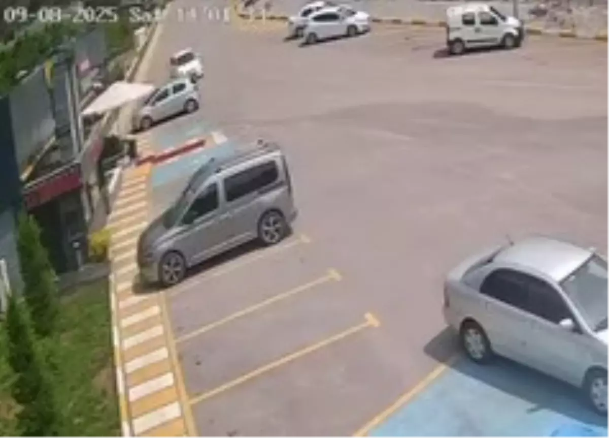 Bolu Dağı'nda Park Halindeki Araca Çarpan Otomobilin Kazası Güvenlik Kamerasında