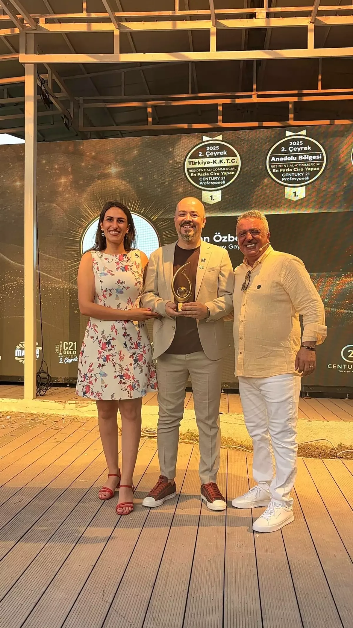 Century 21 Troy Gayrimenkul'un Türkiye-Kıbrıs ciro birinciliği, ödülle taçlandırıldı