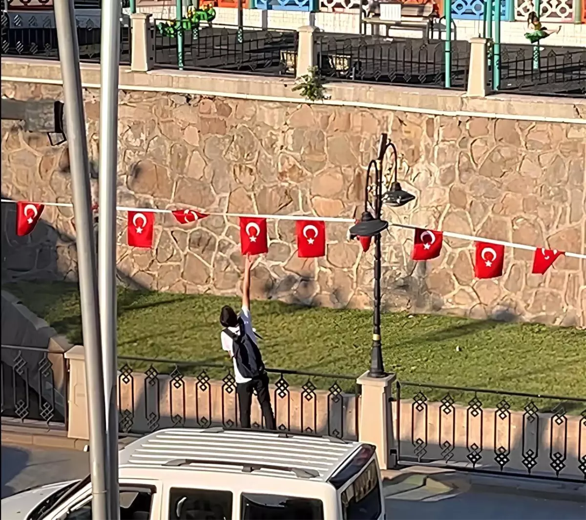 Çocuk Türk Bayraklarını Düzeltti