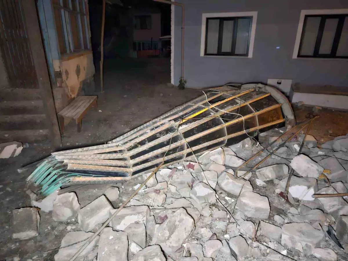 Balıkesir Sındırgı'da 6,1 Büyüklüğünde Deprem: Birçok Bina Yıkıldı, Vatandaşlar Sokakta