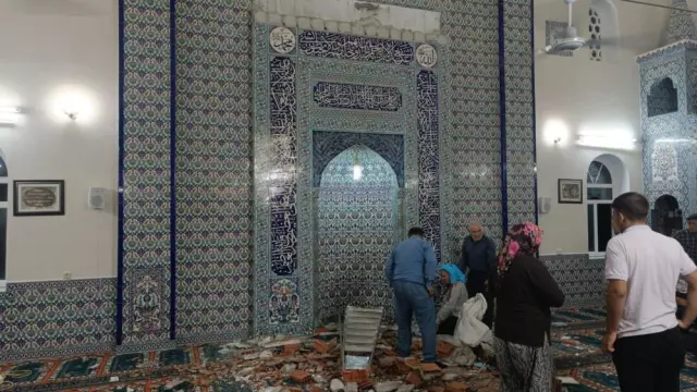 depremde hasar goren camiyi incelerken hayatini 18935981 9309 m