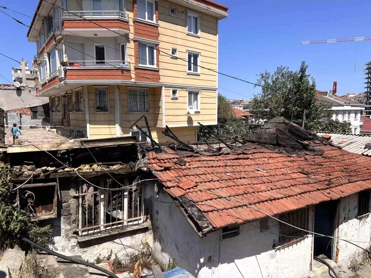 İstanbul'da Gecekonduda Yangın Paniği