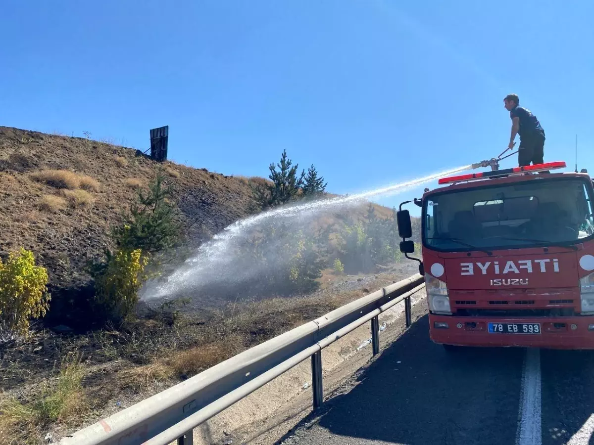 Karabük'te Yol Kenarında Çıkan Ot Yangını Kontrol Altına Alındı
