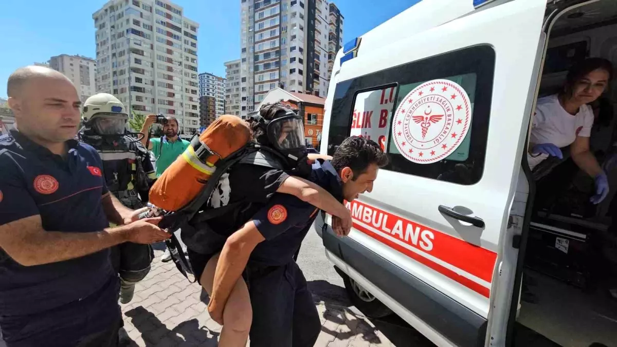 Kayseri'de 14 Katlı Binada Yangın: 30 Kişi Tahliye Edildi