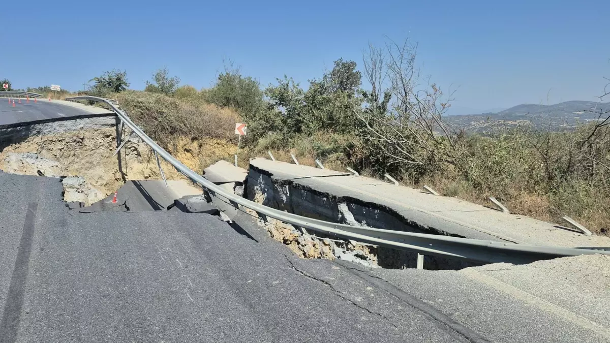 Kuşadası'nda Kazı Çalışması Sırasında Yol Çökti