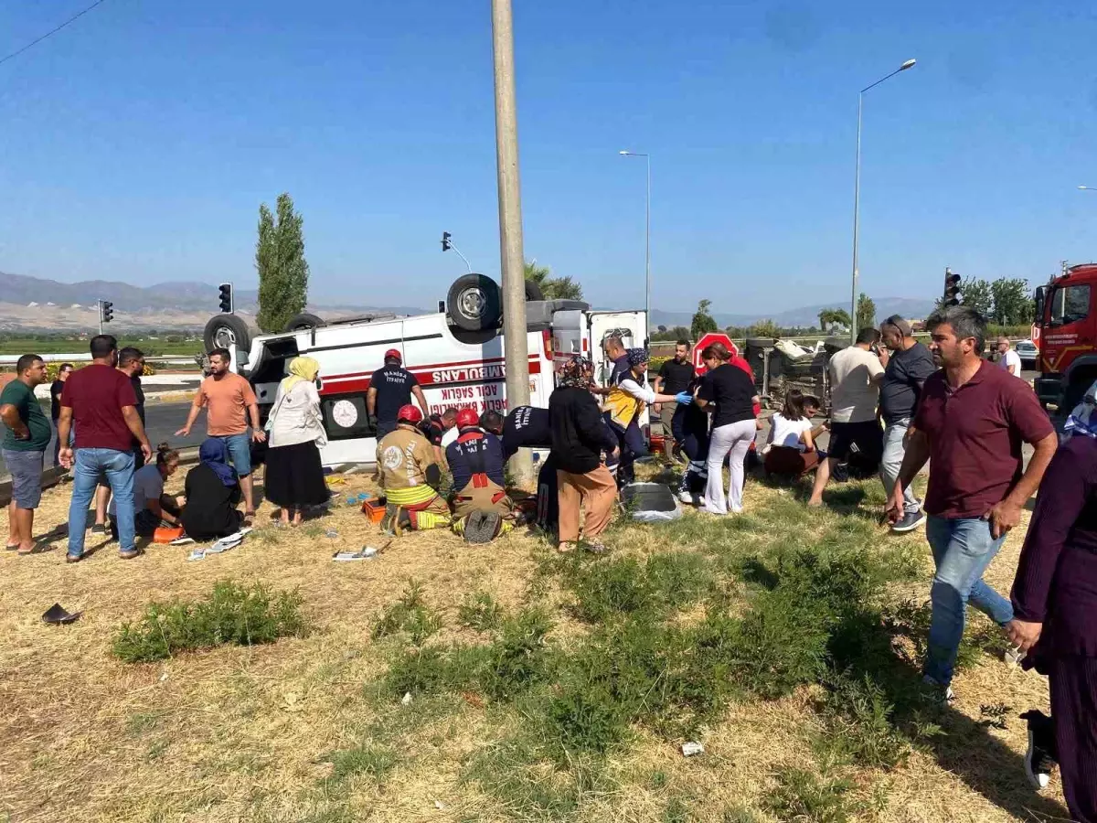 Manisa'da Ambulans ile Otomobil Çarpıştı: 7 Yaralı