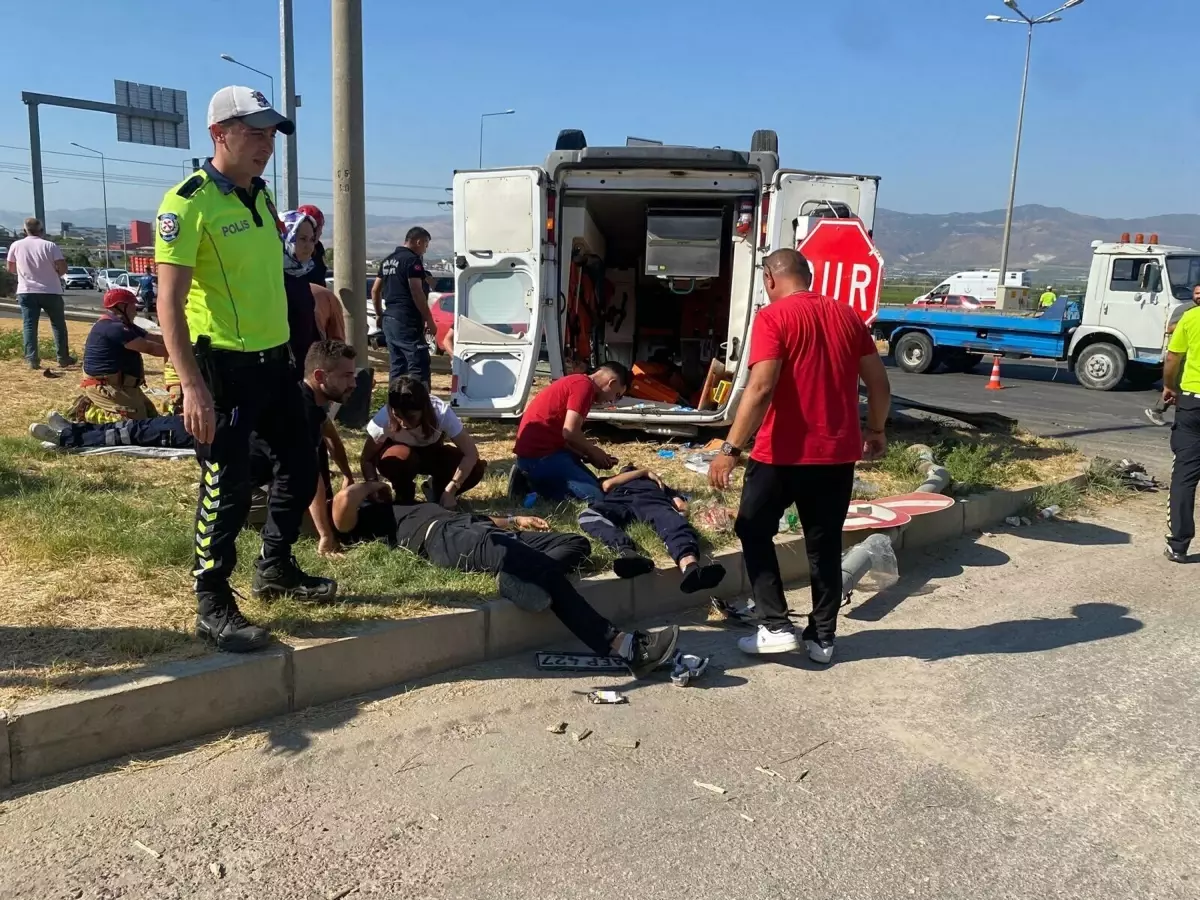 Alaşehir'de Trafik Kazası: Bir Ölü, Altı Yaralı