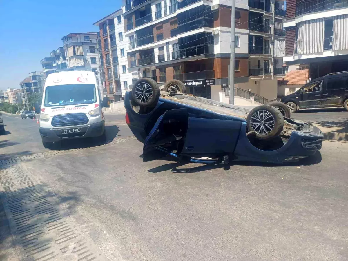 Manisa'da Takla Atan Otomobilin Sürücüsü Yara Almadan Kurtuldu
