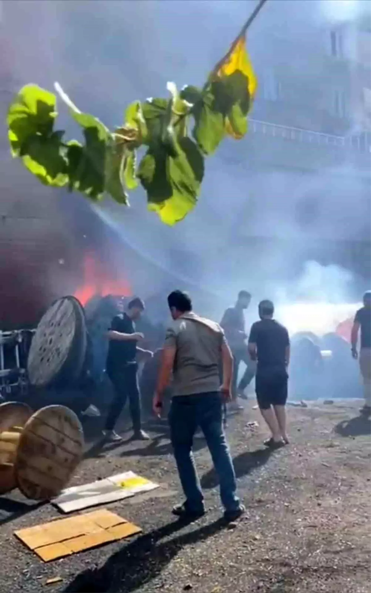 Mardin'de Elektrik Malzemeleri Üretim Dükkanında Yangın Çıktı