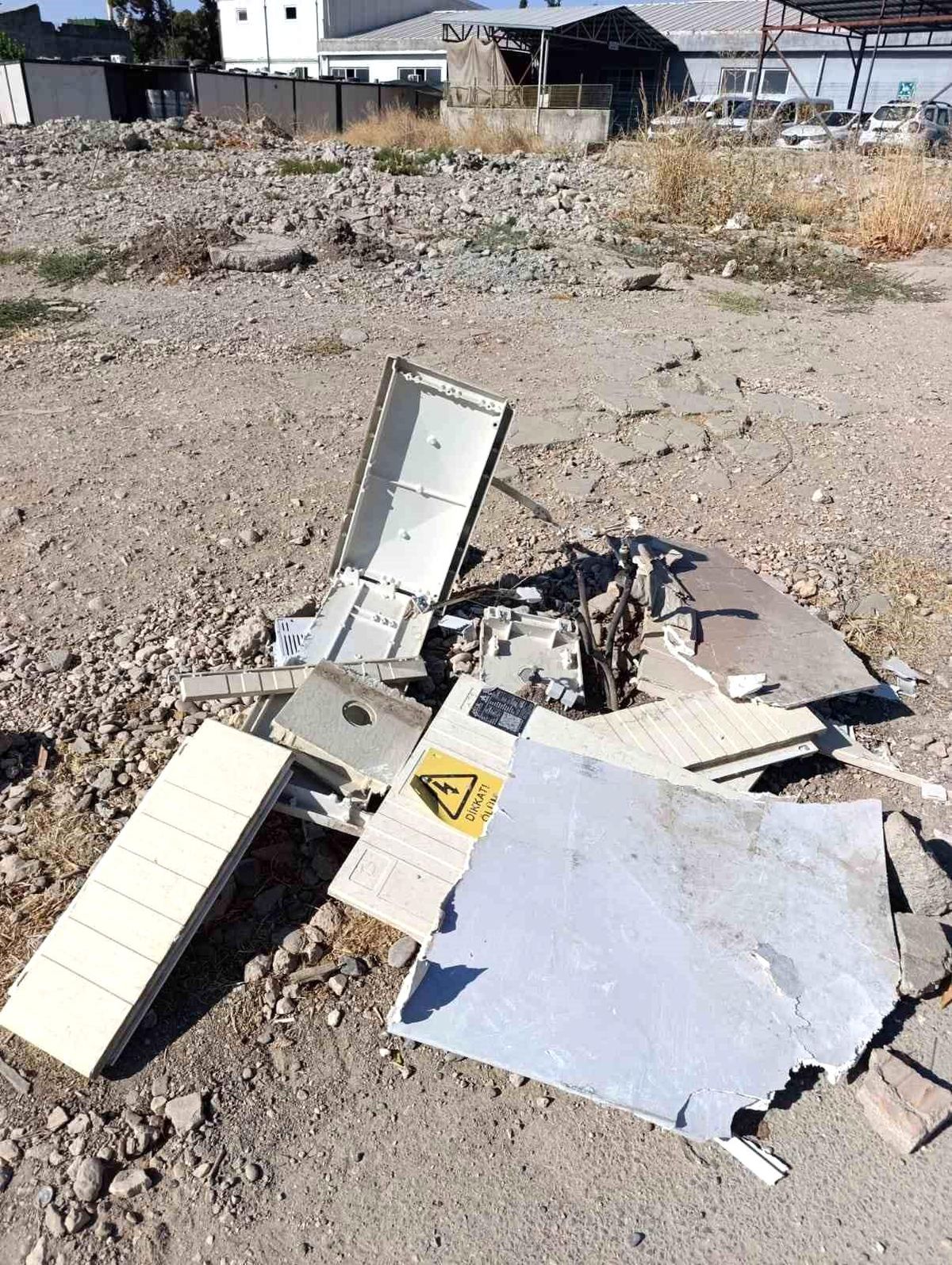 Adıyaman'da Çarpan Araç Trafoyu Parçaladı, Vatandaşlar Tepkili