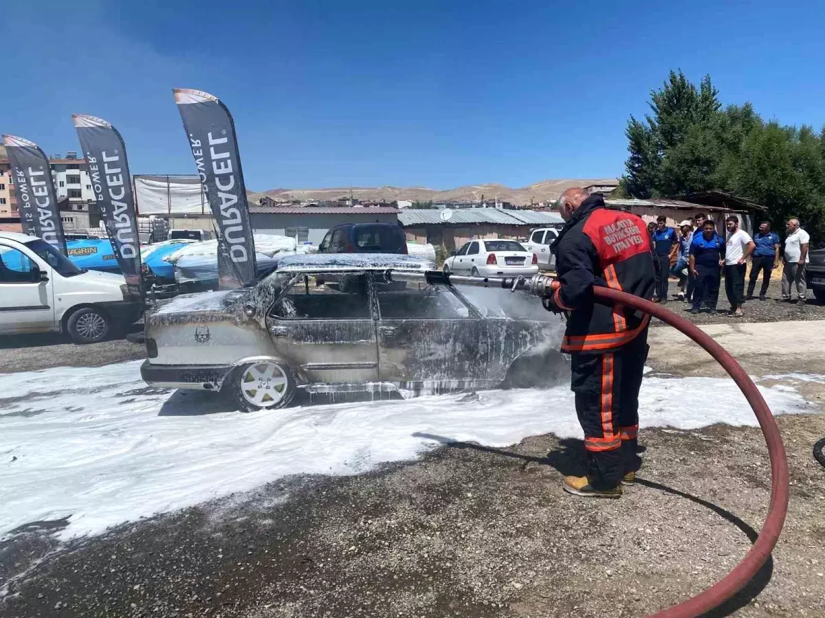 Darende'de Park Halindeki Otomobilde Yangın Çıktı