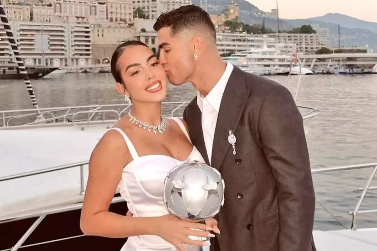 Ronaldo, 2 çocuğunun annesi olan sevgilisine 9 yıl sonra evlilik teklifi etti