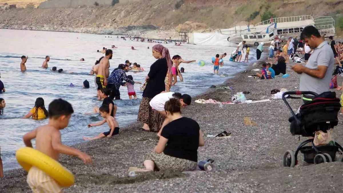 Van Gölü Sahilleri Yaz Sıcaklarında Dolup Taşıyor