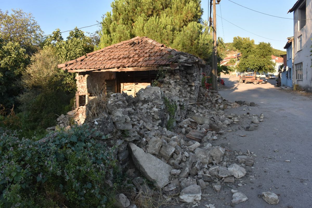 Balıkesir'in Sındırgı İlçesinde 6.1 Büyüklüğünde Deprem: Yıkılan Binalar Havadan Görüntülendi