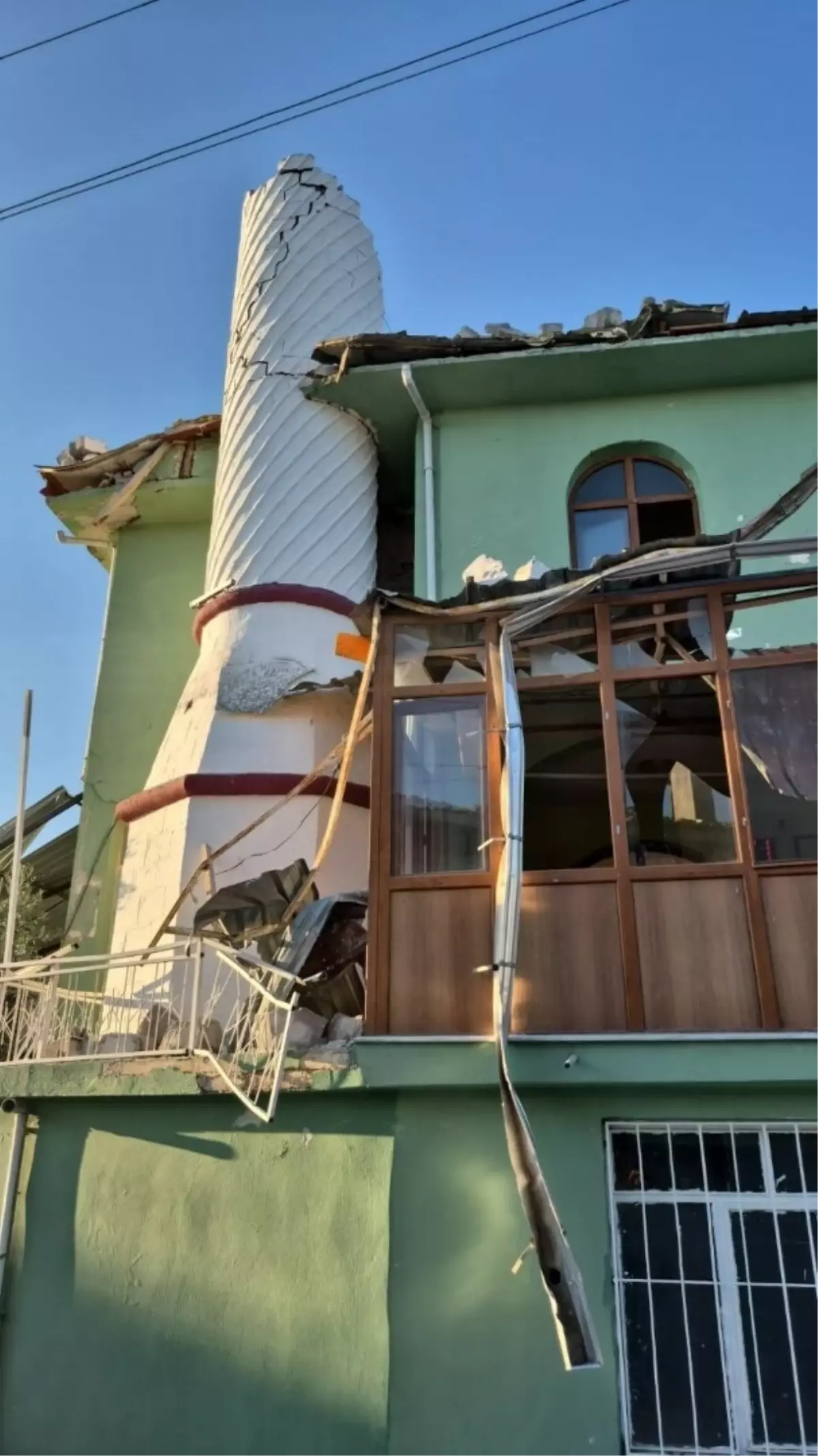 Balıkesir'de Deprem Sonucu Cami Minaresi Yıkıldı