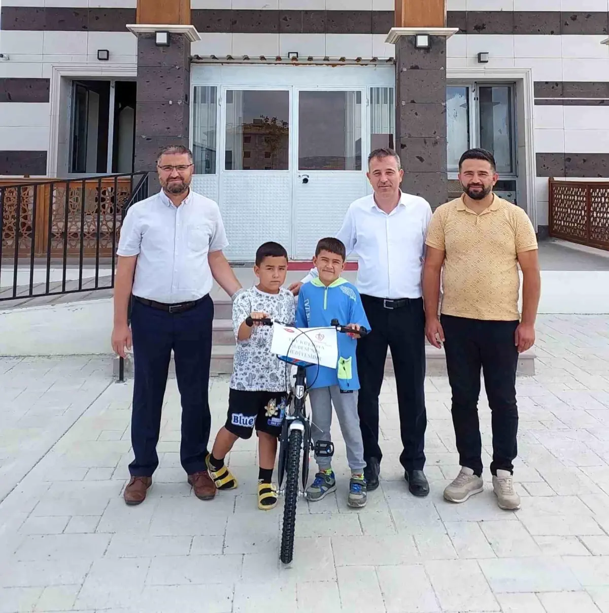 Kütahya'da Kazaya Uğrayan Çocuğa Yeni Bisiklet Hediye Edildi