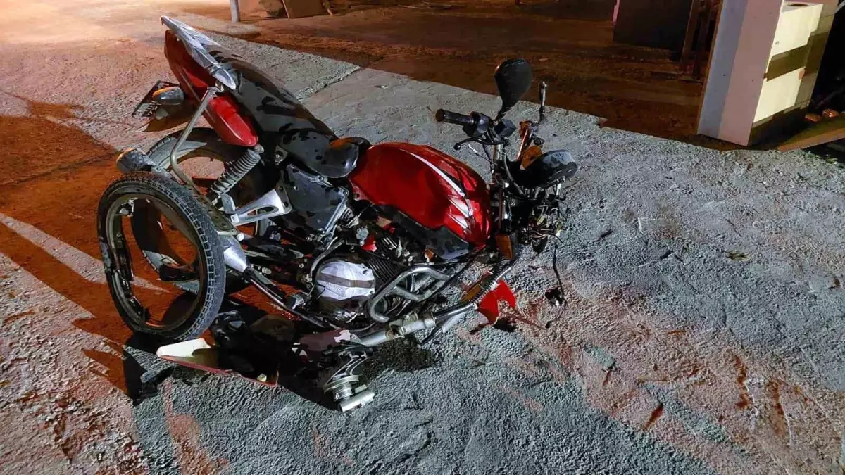İzmir'de Ters Şeritteki Otomobil Motosikletle Çarpıştı: 1 Yaralı