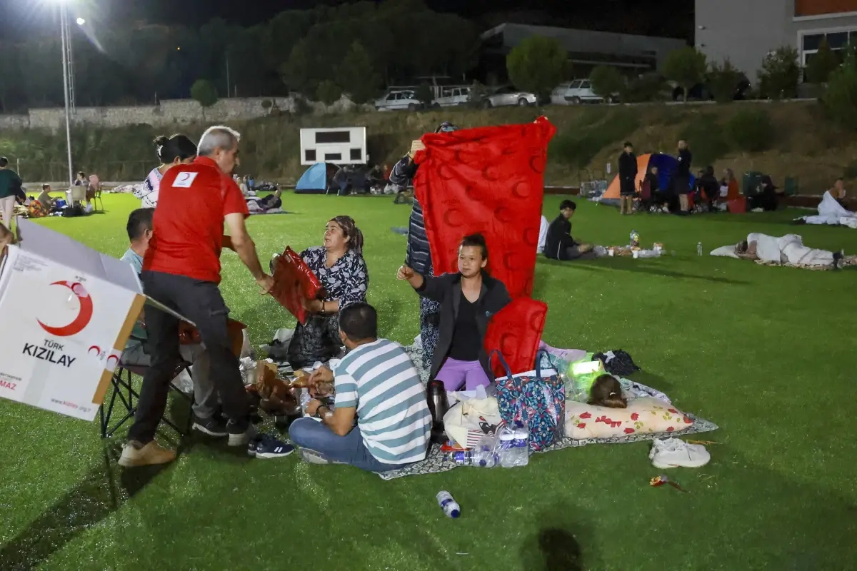 Türk Kızılay Sındırgı'daki Depremzedelere Beslenme Desteği Sağlıyor