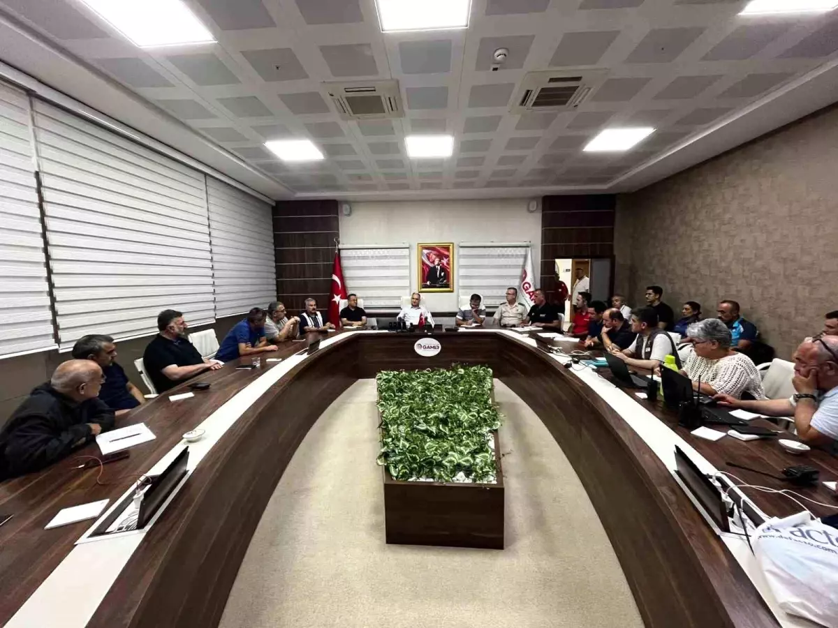 Manisa Valisi Özkan, 6.1 Büyüklüğündeki Deprem Sonrası Çalışmaları Takip Etti