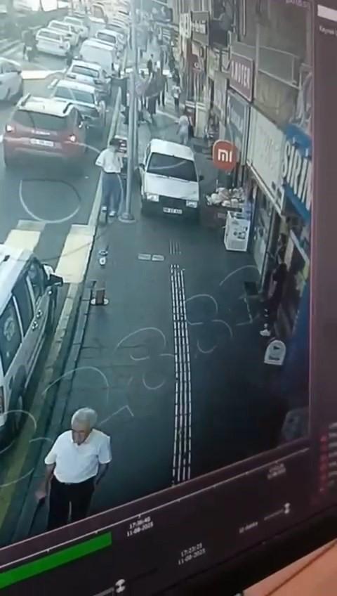 yolu birakti kaldirimdan ilerledi 18937668 3331 m