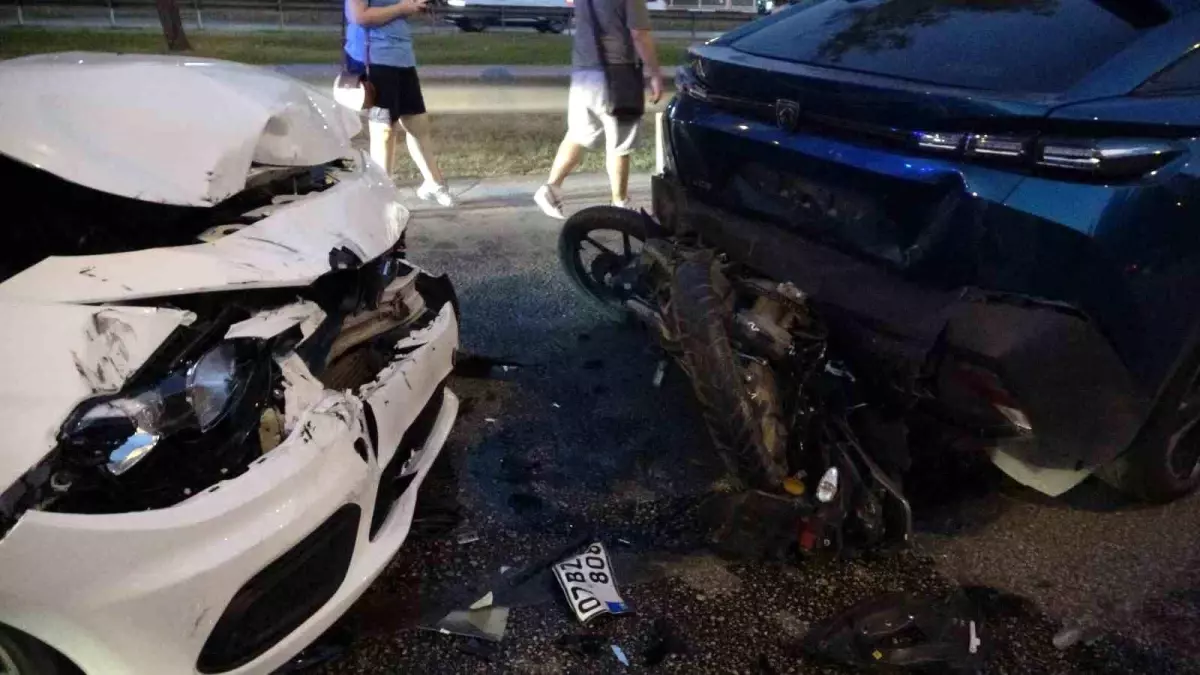 Antalya'da Zincirleme Trafik Kazası: Genç Motosiklet Sürücüsü Yaralandı