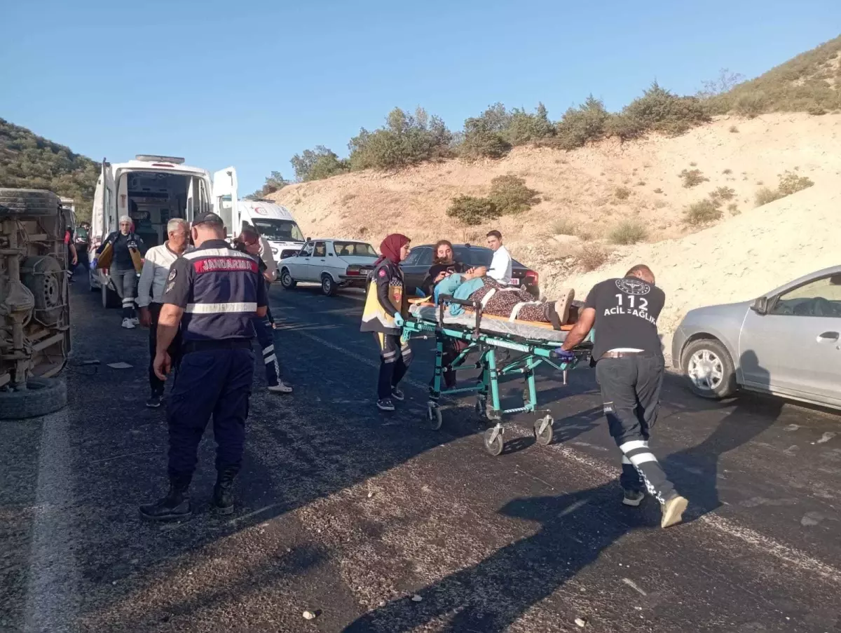 Adıyaman'da Tarım İşçilerini Taşıyan Minibüs Devrildi: 23 Yaralı