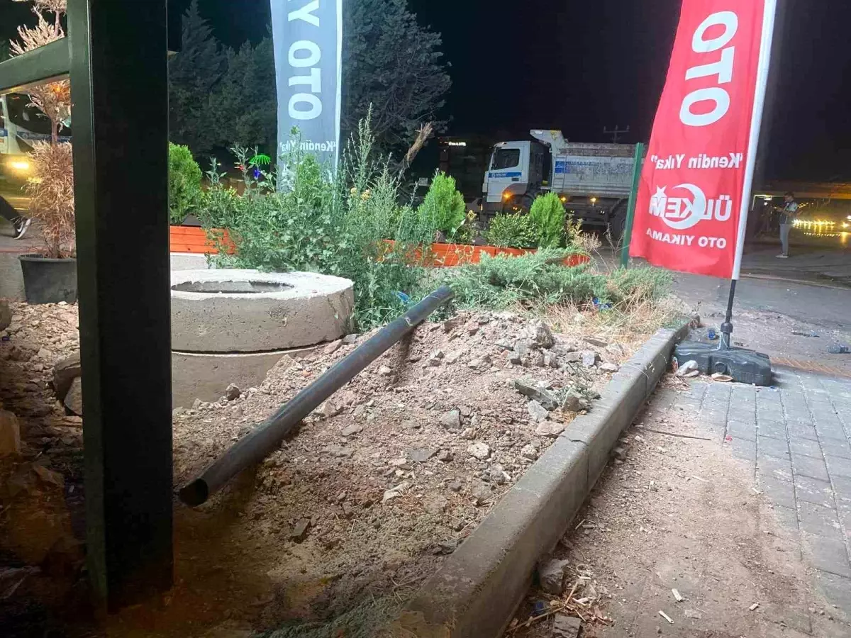 Ankara'da Kontrolden Çıkan Otomobil Oto Yıkamaya Uçtu