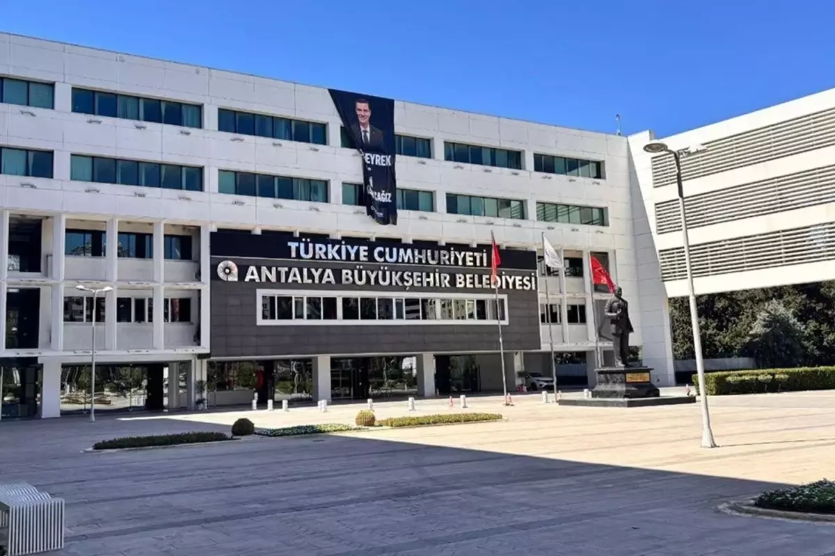 İBB'nin ardından bir operasyon da Antalya Büyükşehir Belediyesi'ne! 17 kişi gözaltına alındı