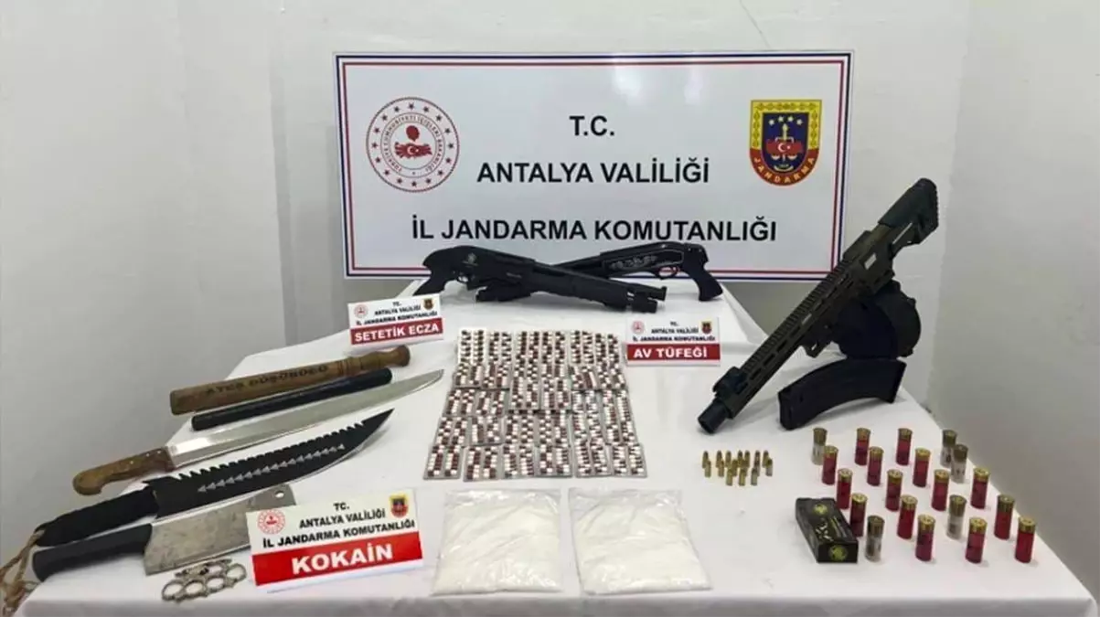 Antalya'da Uyuşturucu Operasyonu: 330 Gram Kokain ve Silahlar Ele Geçirildi