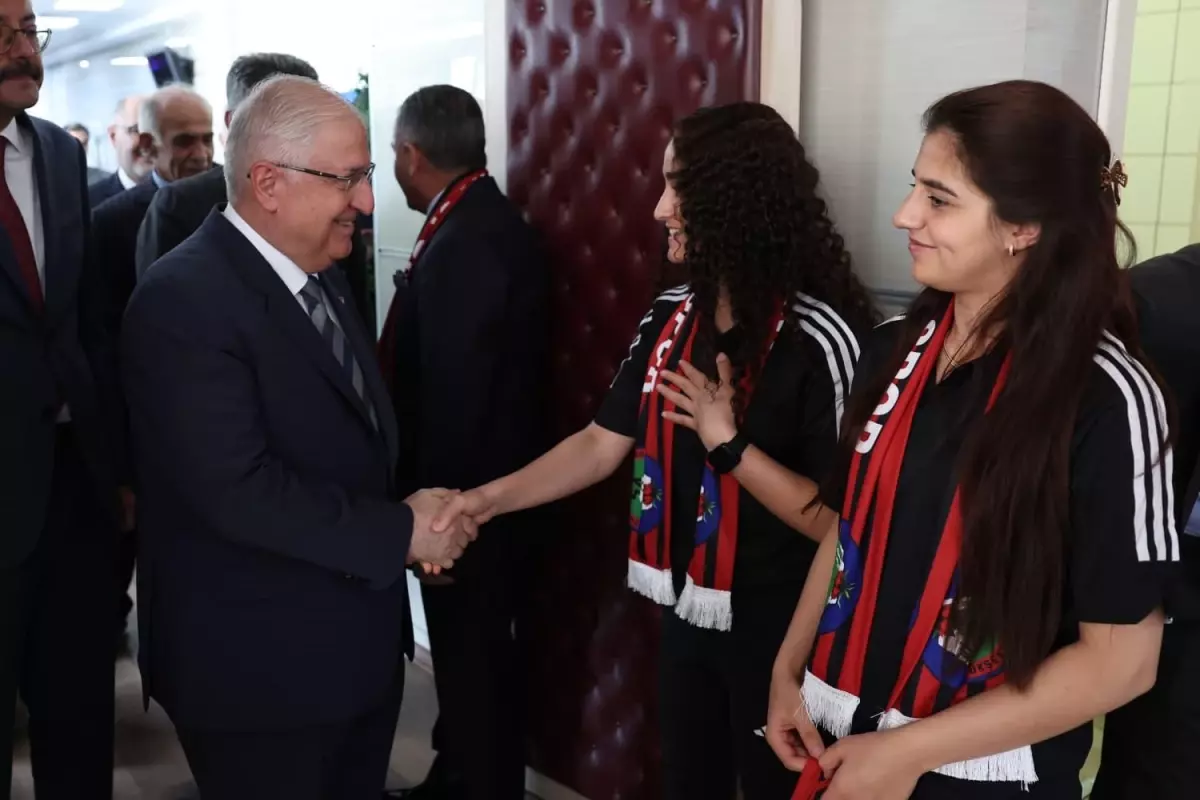 Bakan Güler, Yüksekova Kadın Futbol Takımı ile Bir Araya Geldi