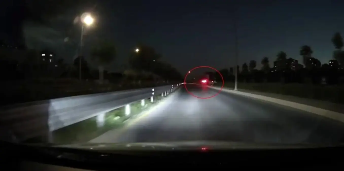 Beylikdüzü'nde Tehlikeli Sürüş Kazası: Lüks Araç Boş Arsaya Uçtu