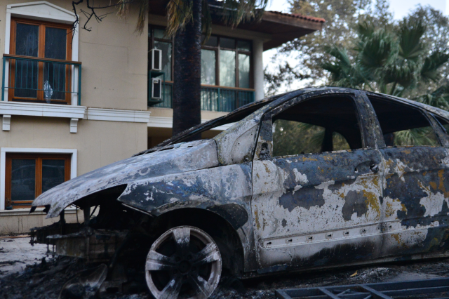 Çanakkale'de yanan villalar sabahın ilk ışıklarıyla görüntülendi