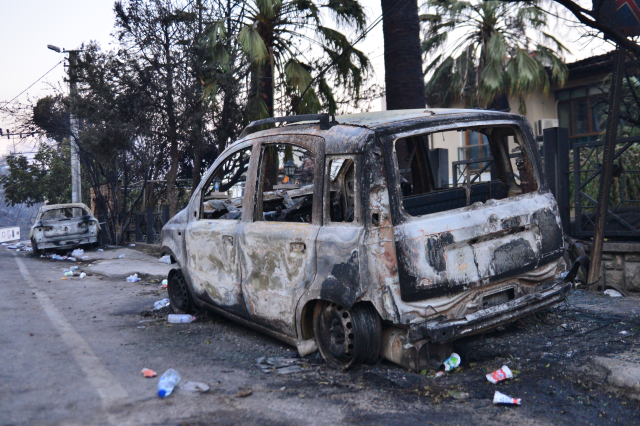 Çanakkale'de yanan villalar sabahın ilk ışıklarıyla görüntülendi