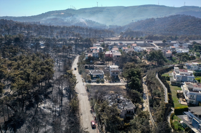 canakkale merkez de dun baslayan orman yangini 18938866 6275 m