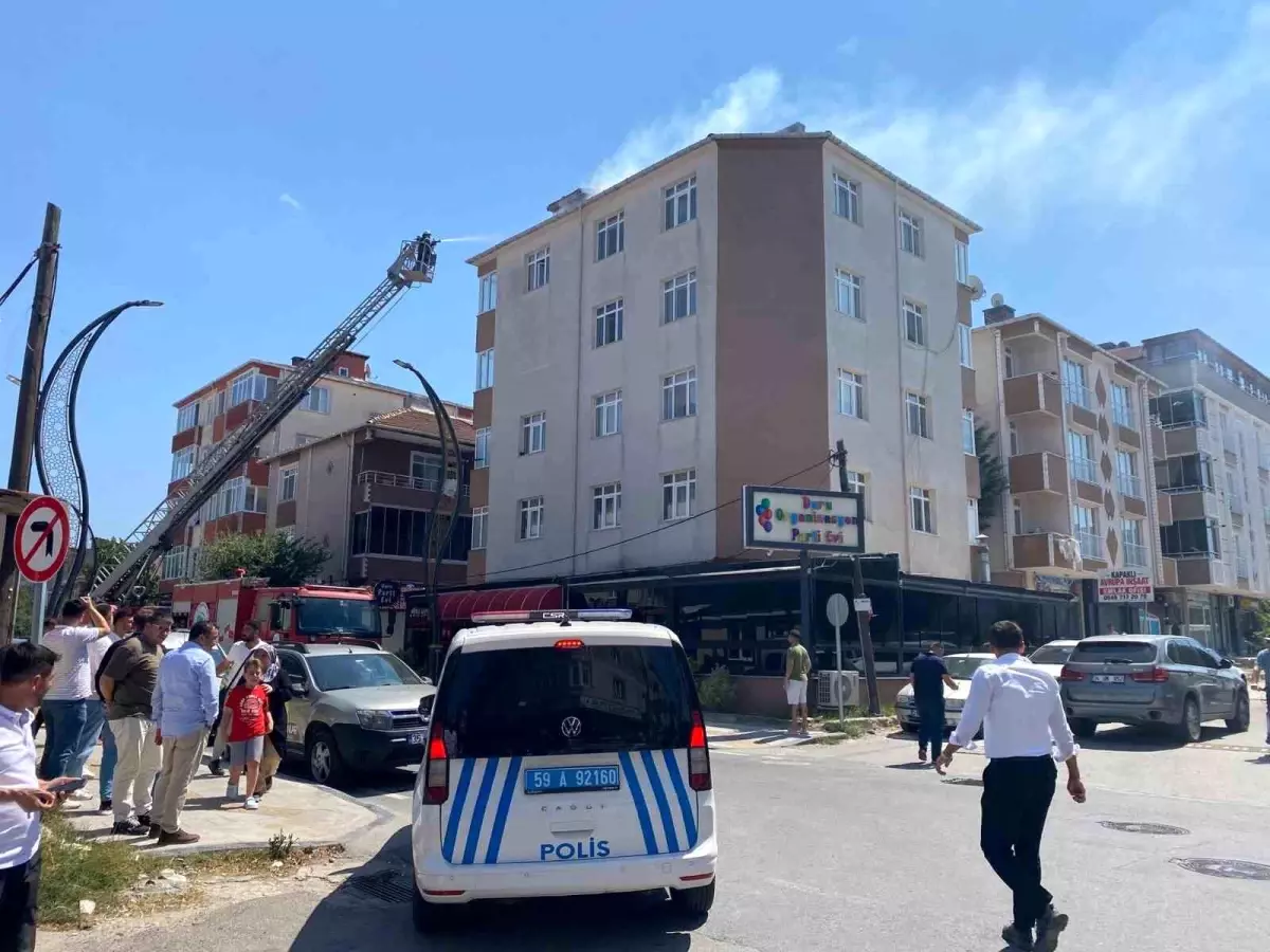 Tekirdağ'da Apartman Çatısında Yangın Kontrol Altına Alındı