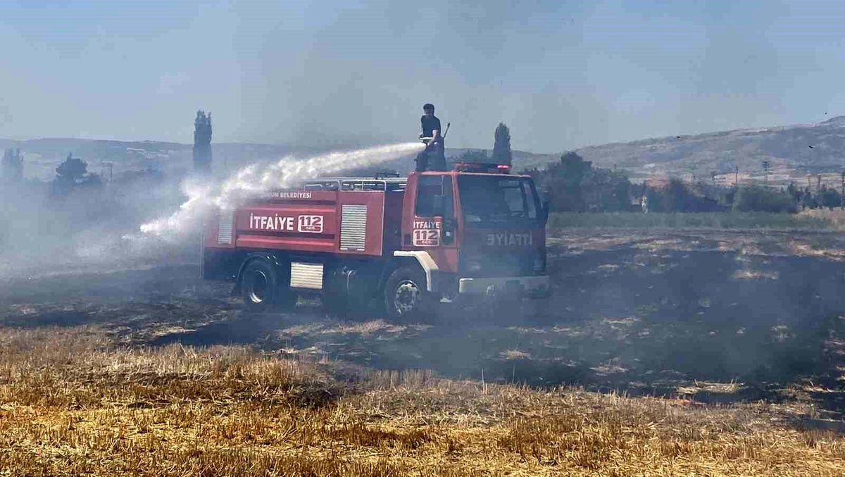 Çorum'da Tarla Yangını Söndürüldü
