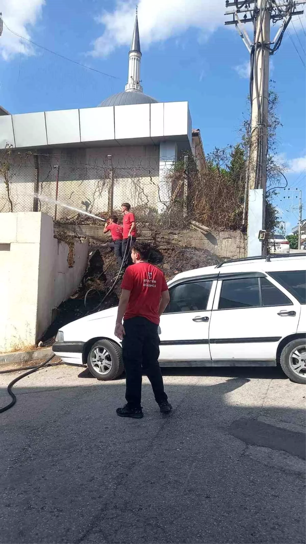 Kocaeli'de Elektrik Direğindeki Kısa Devre Yangın Çıkardı