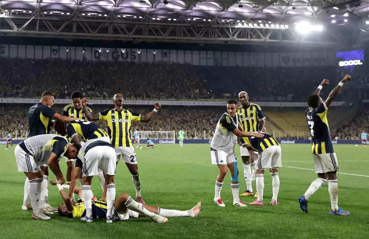 Fenerbahçe, Feyenoord'u 5-2 Geçerek Play-Off Turuna Yükseldi