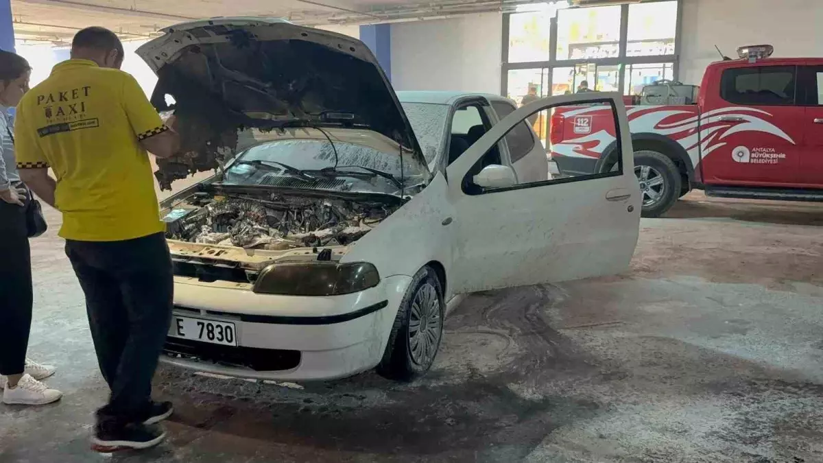 Antalya'da AVM Kapalı Otoparkında Yangın Paniği