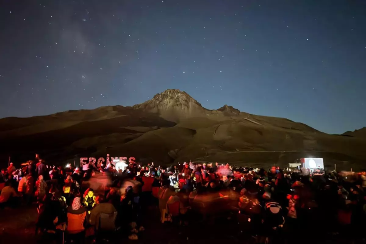 Gökyüzü tutkunları, meteor yağmurunu Kayseri'nin zirvesinde izledi