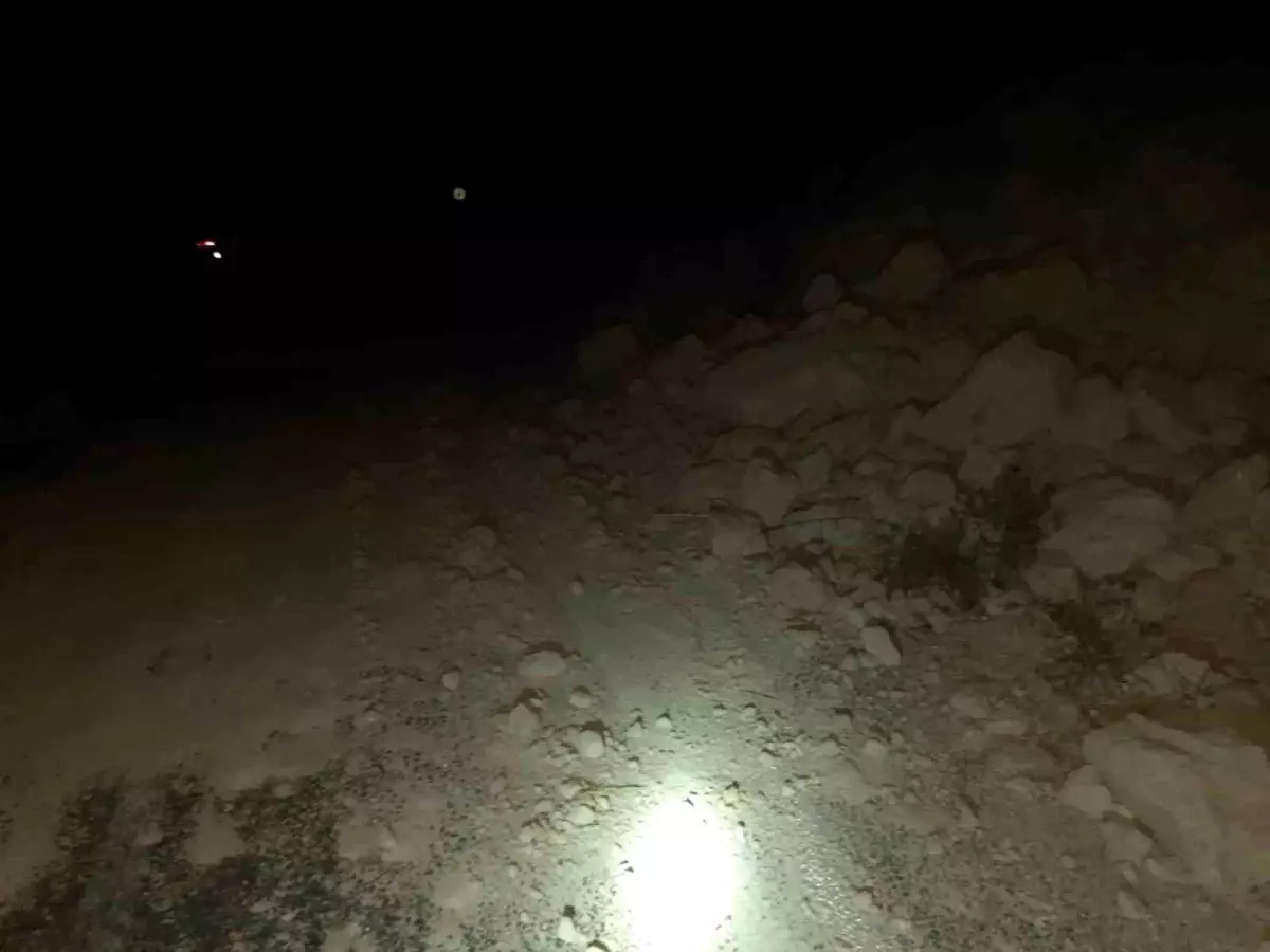 Manisa'da Toprak Kayması Nedeniyle Yol Kapandı, Trafik Yeniden Açıldı