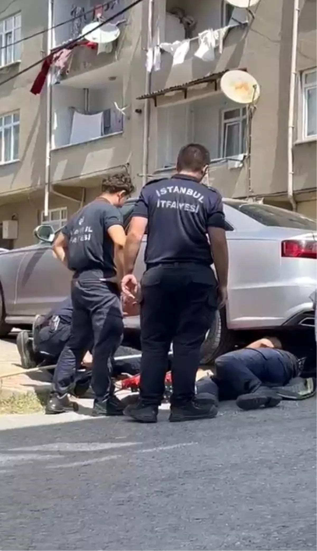 Arnavutköy'de Park Halindeki Otomobildeki Yavru Kedi Kurtarıldı