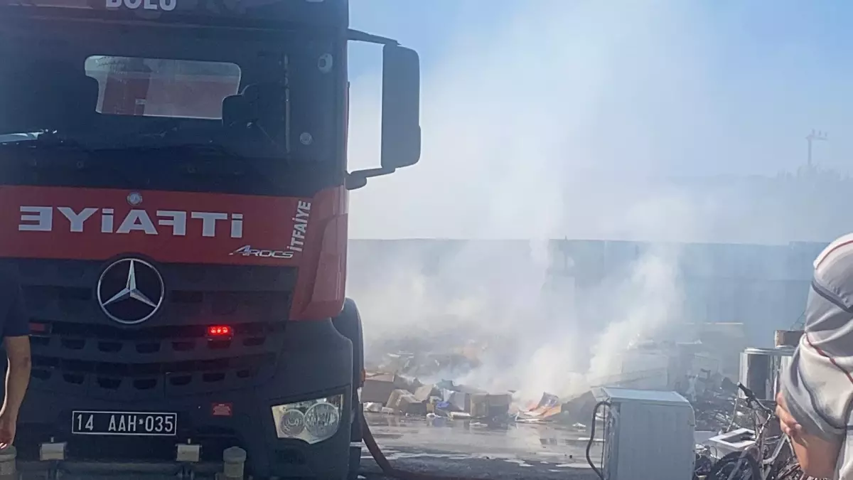 Bolu'da Hurda Deposunda Yangın Çıktı